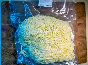 Сырные шарики ТАЙСКИЙ ПЕРЕЦ (0,5 кг): Сырный продукт ФЕРМЕРСКИЙ паутинка белая