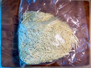 Фрайчизы со вкусом чеснок (100 гр.): Сырный продукт ФЕРМЕРСКИЙ паутинка  укроп/чеснок