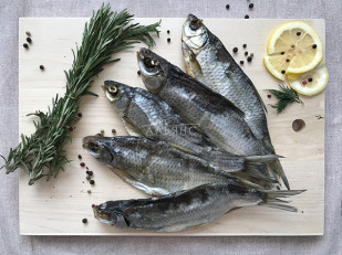 Бастони Чипсы свиные классические: Вобла вяленая астраханская крупная